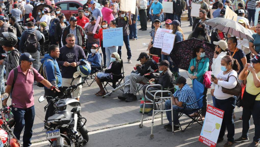Sufriendo de dolor y desmayándose, pacientes renales exigen tratamiento