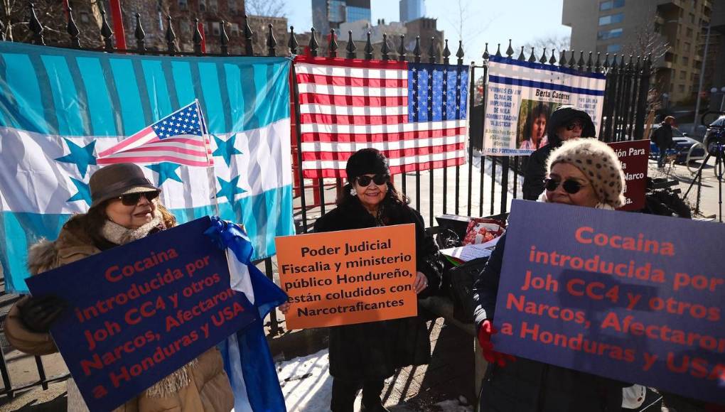 Los mensajes de los hondureños que protestan afuera de la Corte de Nueva York