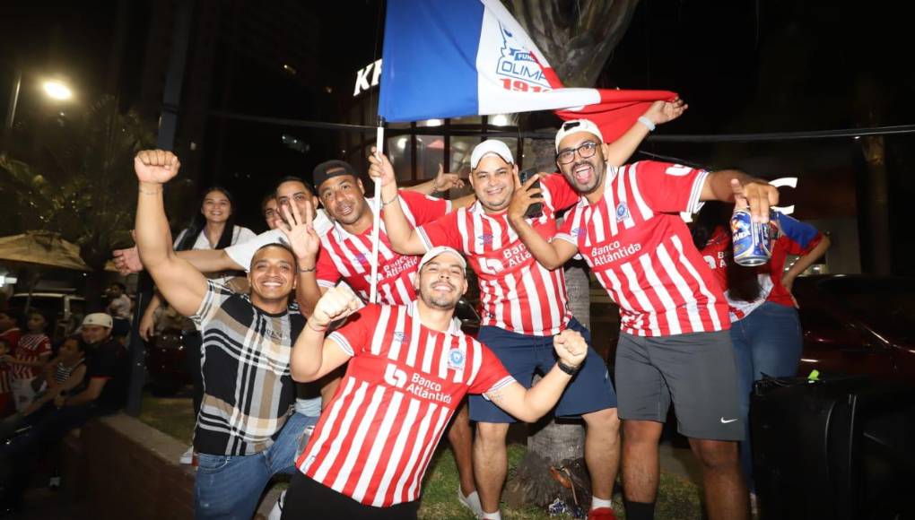 De azul, rojo y blanco se pintan las calles tras eufórica celebración olimpista en la capital