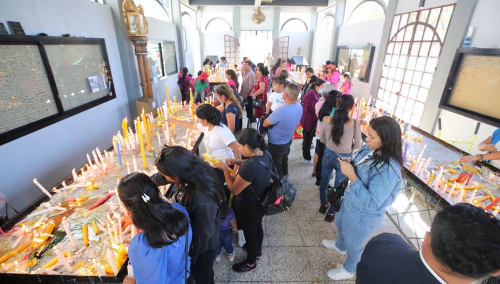 Feligreses se agolpan en la Basílica para honrar a la Virgen de Suyapa