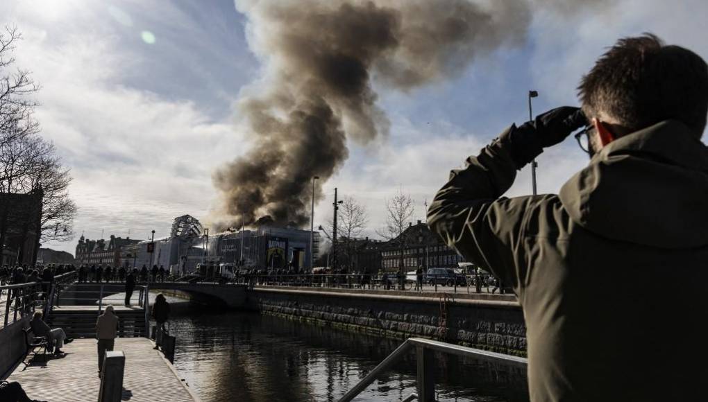 Terror en Copenhague: Incendio devasta icónico edificio del siglo XVII