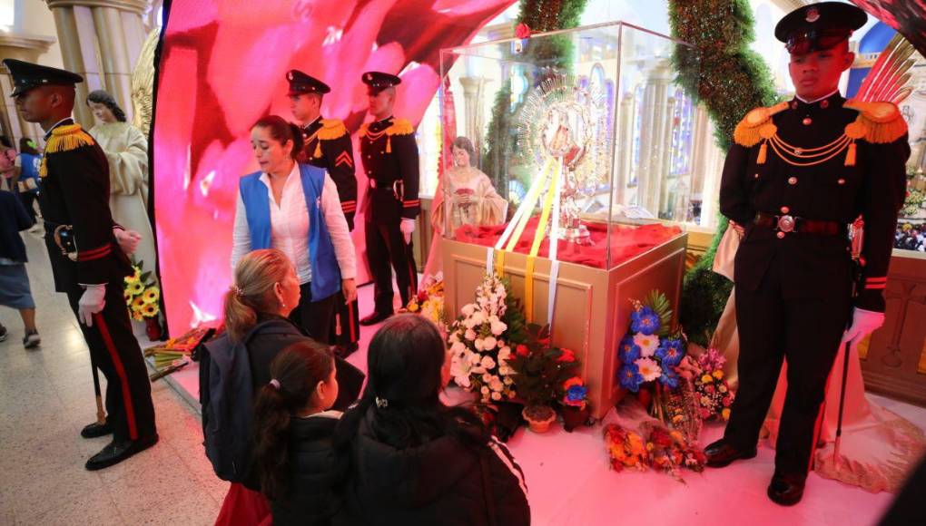 Feligreses se agolpan en la Basílica para honrar a la Virgen de Suyapa