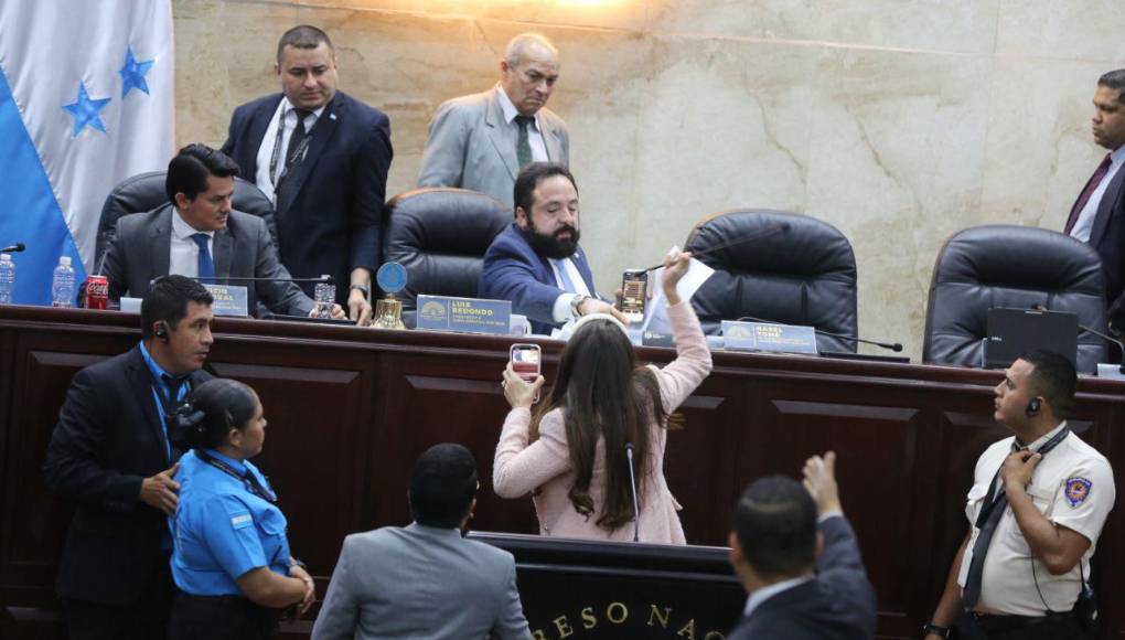 Le quitó el micrófono: la reacción de Iroshka Elvir contra Luis Redondo