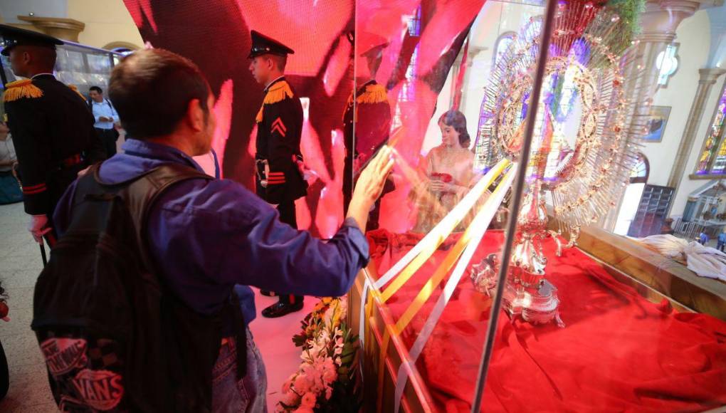 Feligreses se agolpan en la Basílica para honrar a la Virgen de Suyapa