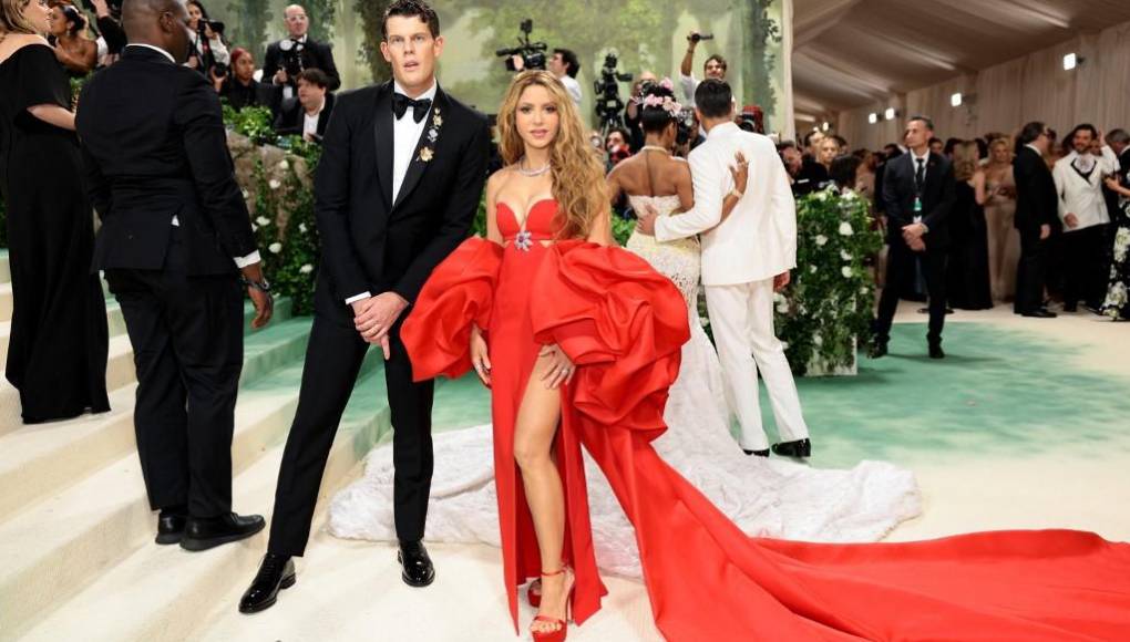 Shakira debuta en la Met Gala 2024, con espectacular diseño de Carolina Herrera