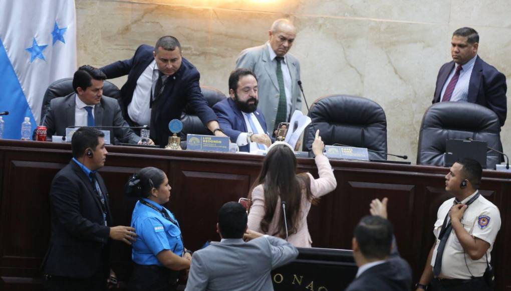 Le quitó el micrófono: la reacción de Iroshka Elvir contra Luis Redondo