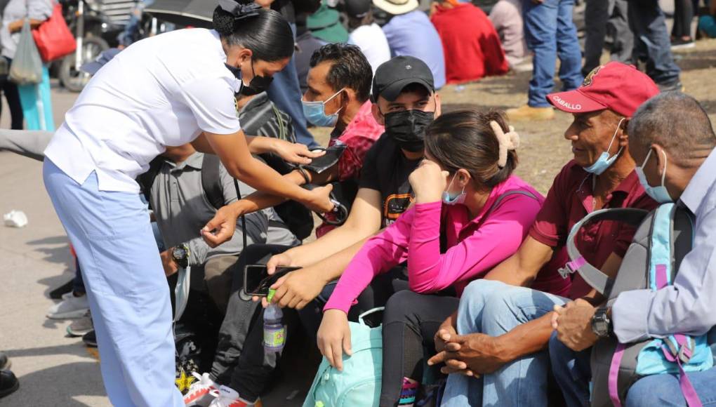 Sufriendo de dolor y desmayándose, pacientes renales exigen tratamiento