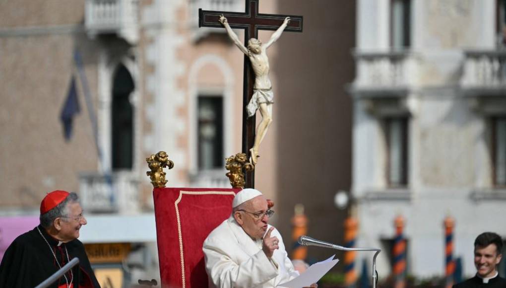 Así fue la multitudinaria misa del papa Francisco en Venecia