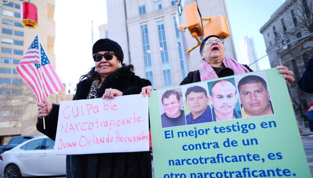 Los mensajes de los hondureños que protestan afuera de la Corte de Nueva York