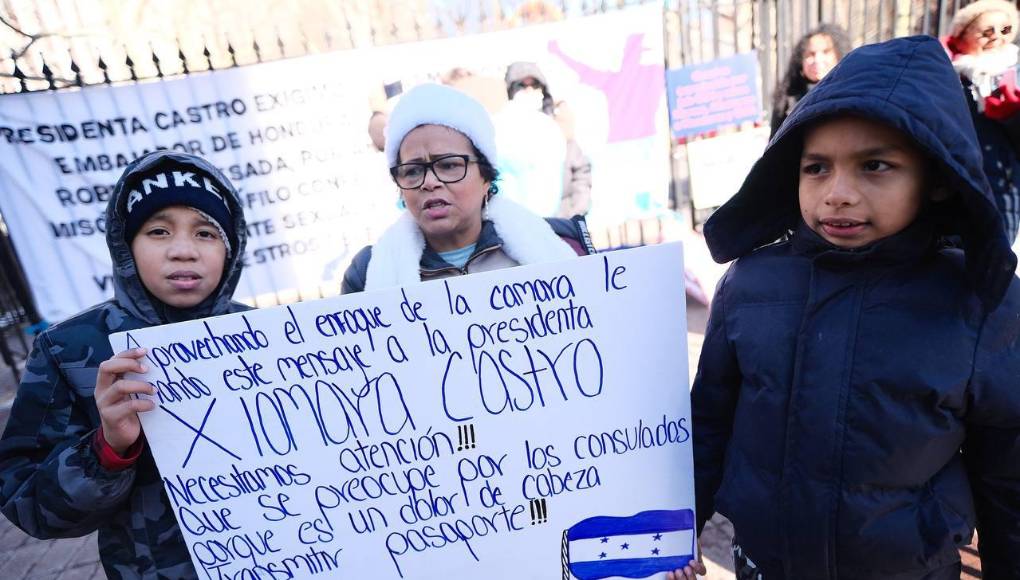 Los mensajes de los hondureños que protestan afuera de la Corte de Nueva York