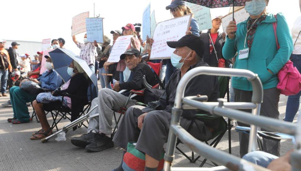 Sufriendo de dolor y desmayándose, pacientes renales exigen tratamiento