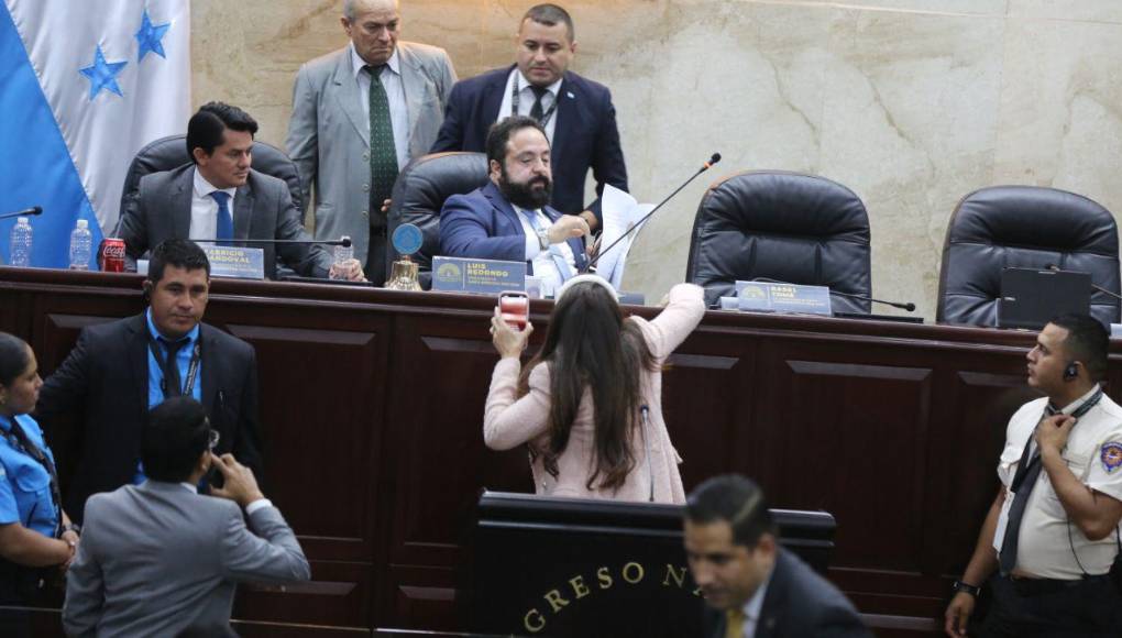 Le quitó el micrófono: la reacción de Iroshka Elvir contra Luis Redondo