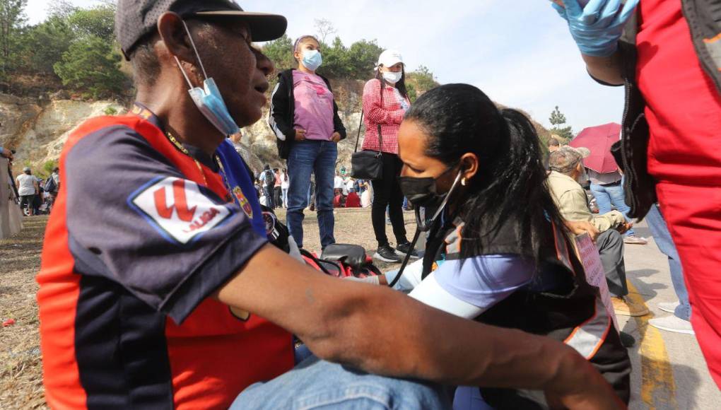 Sufriendo de dolor y desmayándose, pacientes renales exigen tratamiento