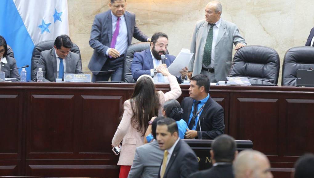 Le quitó el micrófono: la reacción de Iroshka Elvir contra Luis Redondo