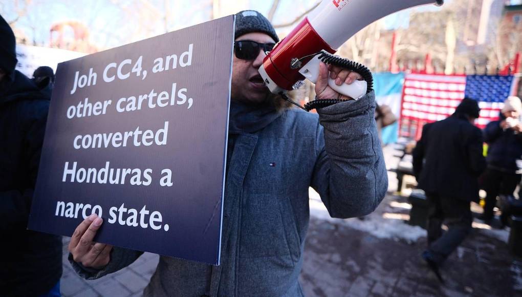 Los mensajes de los hondureños que protestan afuera de la Corte de Nueva York