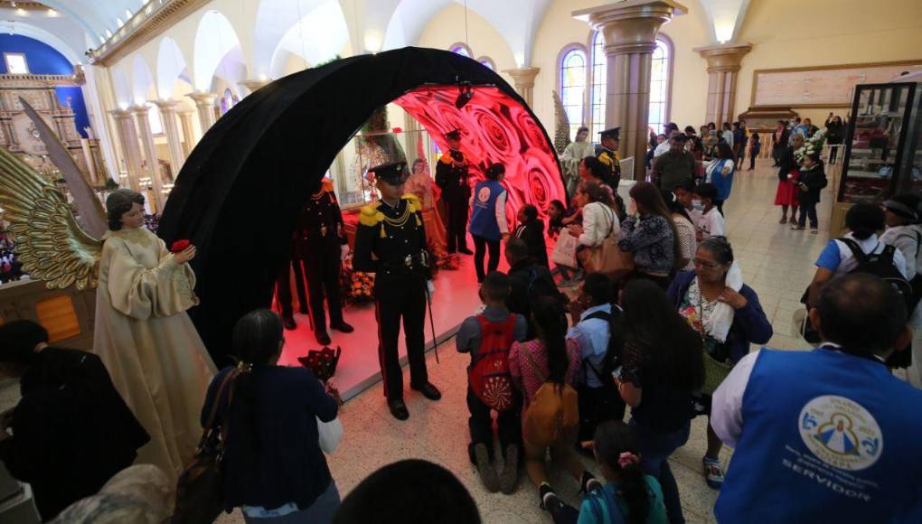 Feligreses se agolpan en la Basílica para honrar a la Virgen de Suyapa