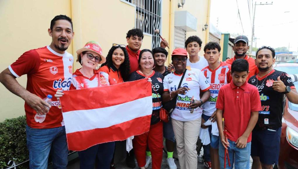 Ambientazo en La Ceiba: Las bellas chicas, la locura de un aficionado y ¿qué pasó con Chilo?