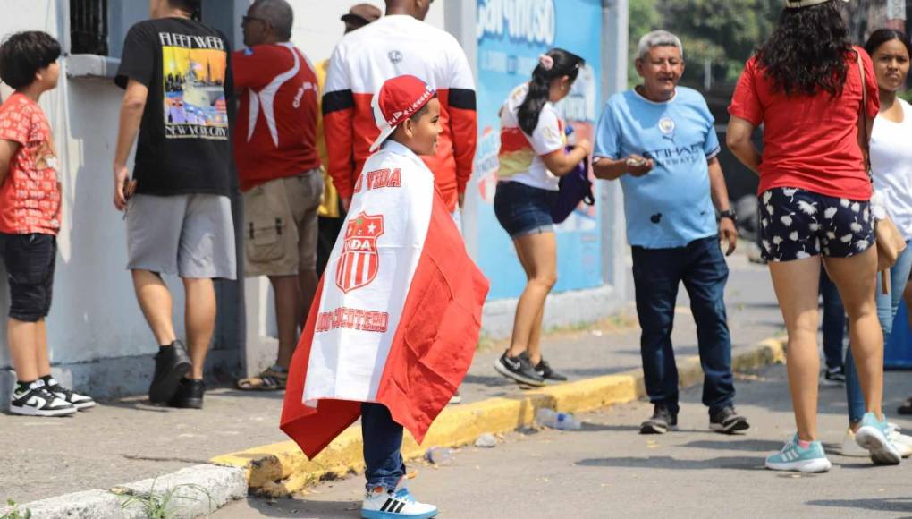 Ambientazo en La Ceiba: Las bellas chicas, la locura de un aficionado y ¿qué pasó con Chilo?