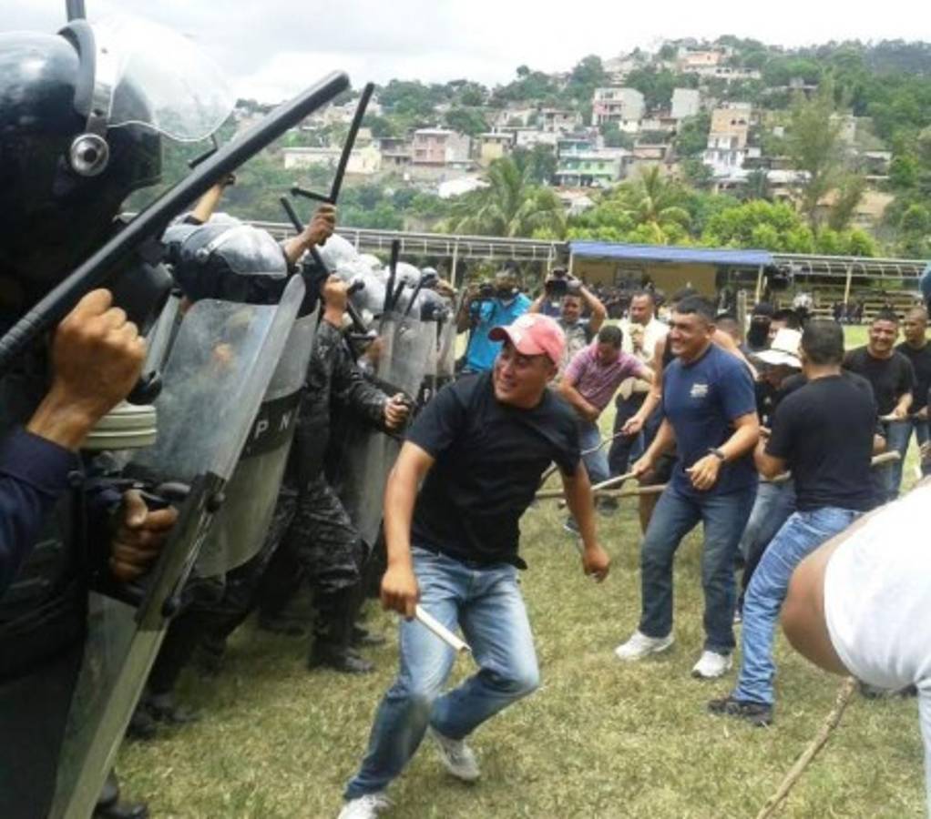 Policía hondureña presenta Unidad Antimotines