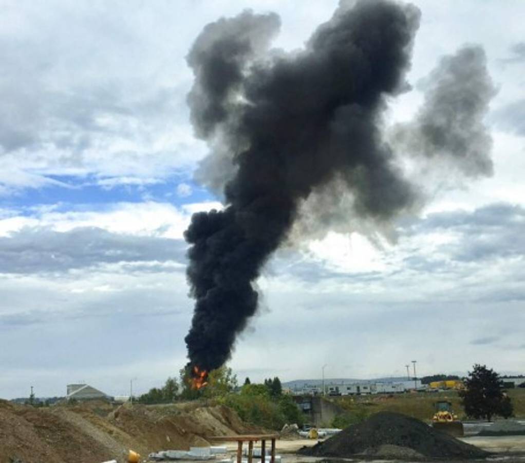 El humo llena el cielo después de que un avión bombardero de la Segunda Guerra Mundial se estrellara frente al Aeropuerto Internacional Bradley al norte de Hartford. Foto: AP.