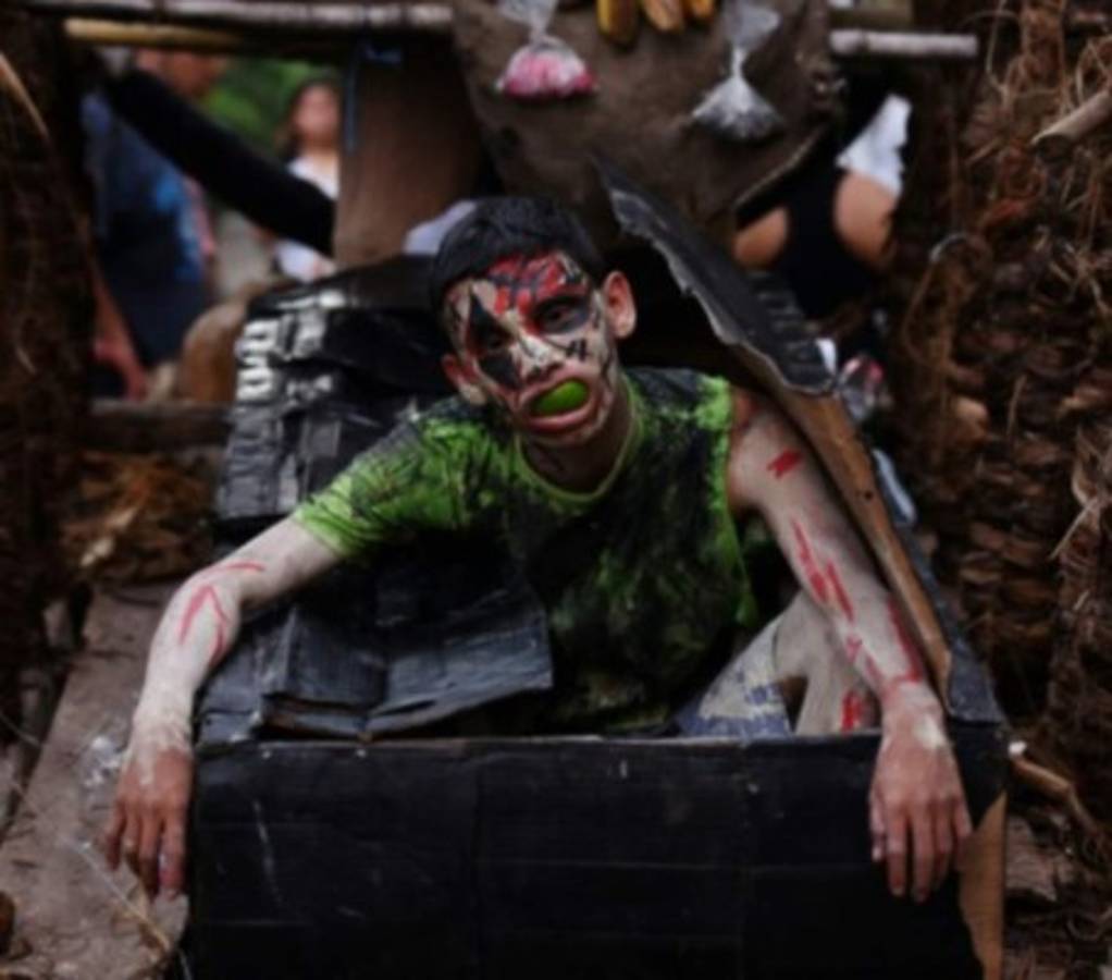 Salvadoreños rinden culto a la muerte con la Calabiuza