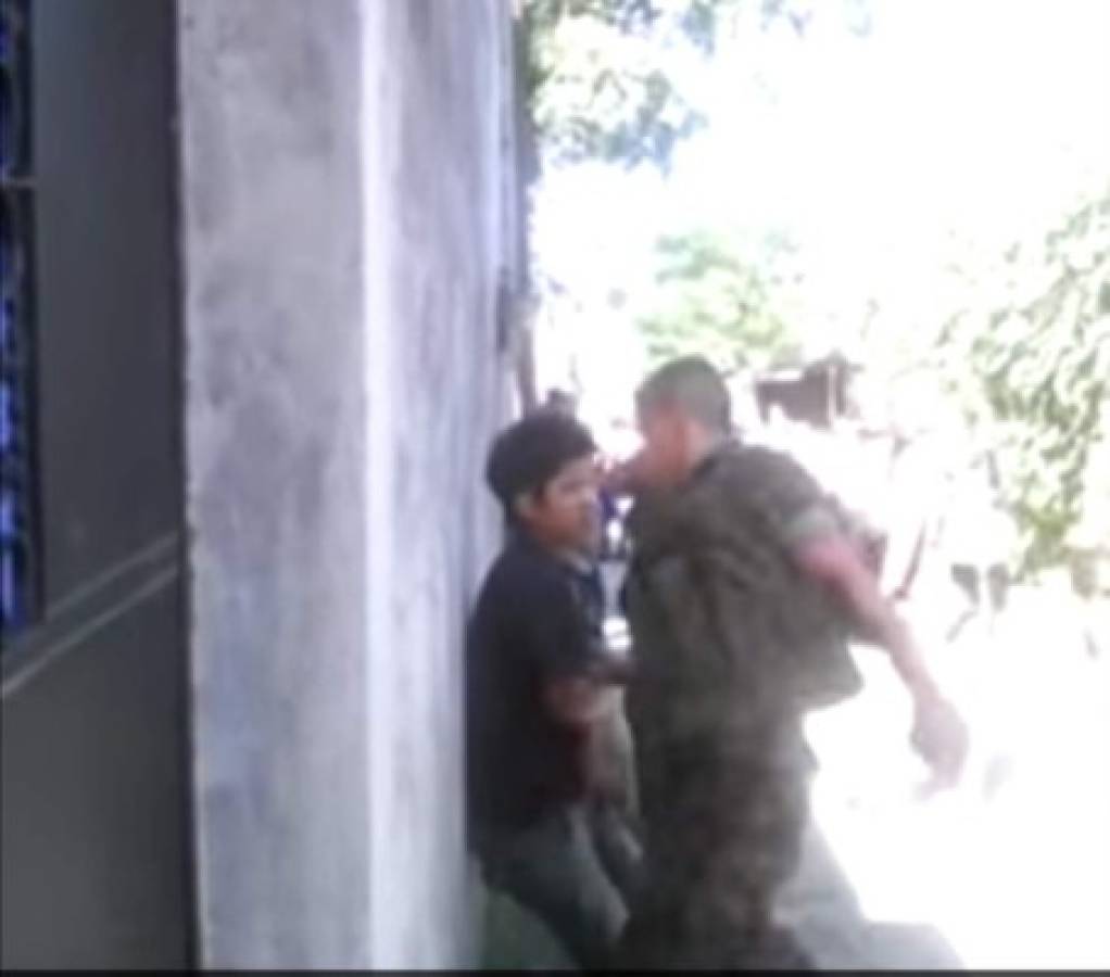Soldados golpean de forma salvaje a dos jóvenes