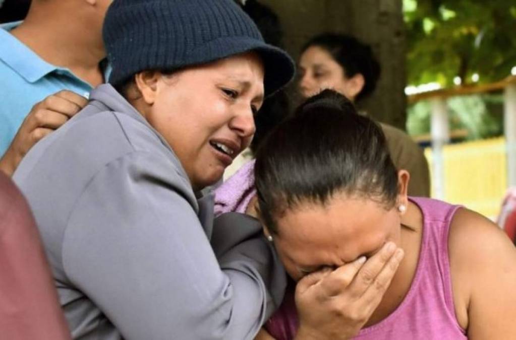 Drama familiar: madres y esposas devastadas tras matanza en cárcel de Tela (FOTOS)