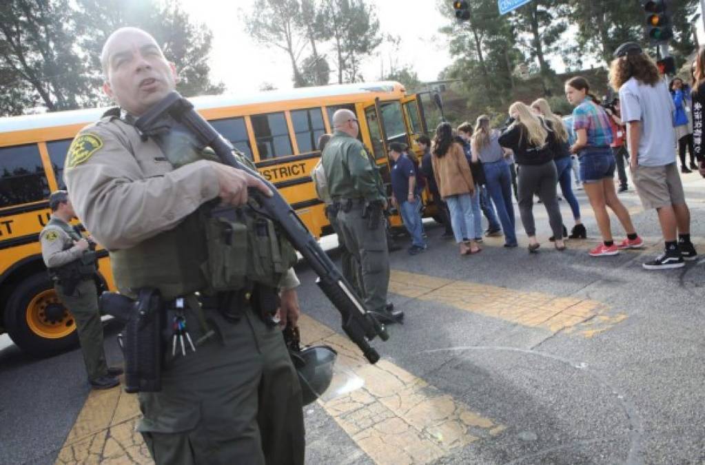 Lo que se sabe del tiroteo que dejó dos muertos en secundaria de Los Ángeles