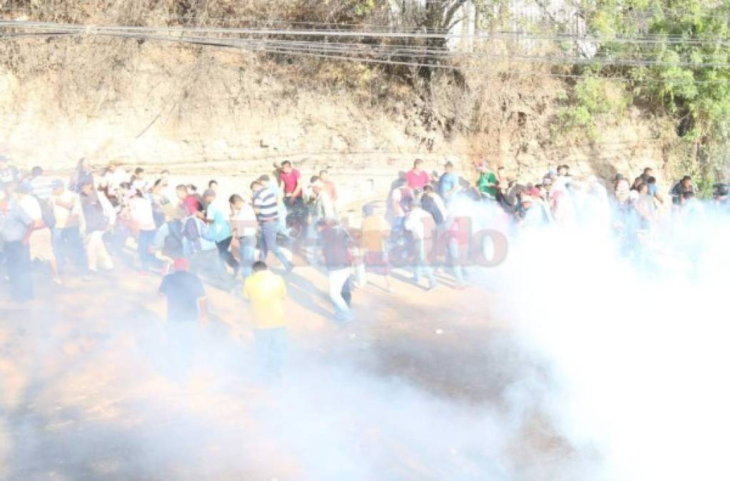 FOTOS: Momento en el que policías lanzan gas lacrimógeno a manifestantes de la aldea Yaguacire