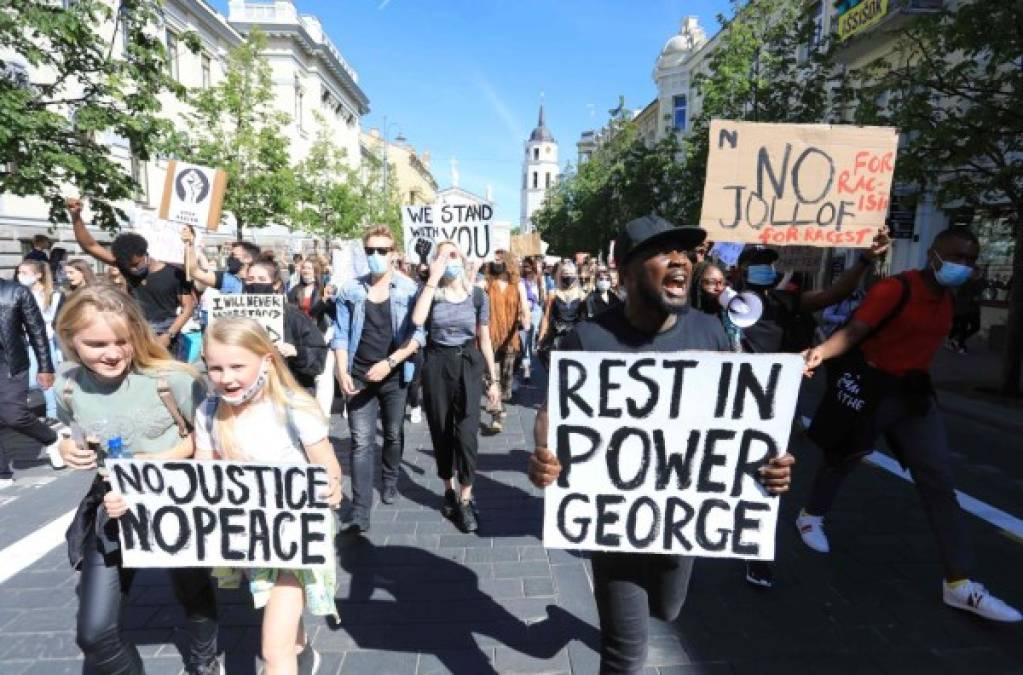 FOTOS: Negros en Europa también sufren racismo y se suman a protestas por George Floyd