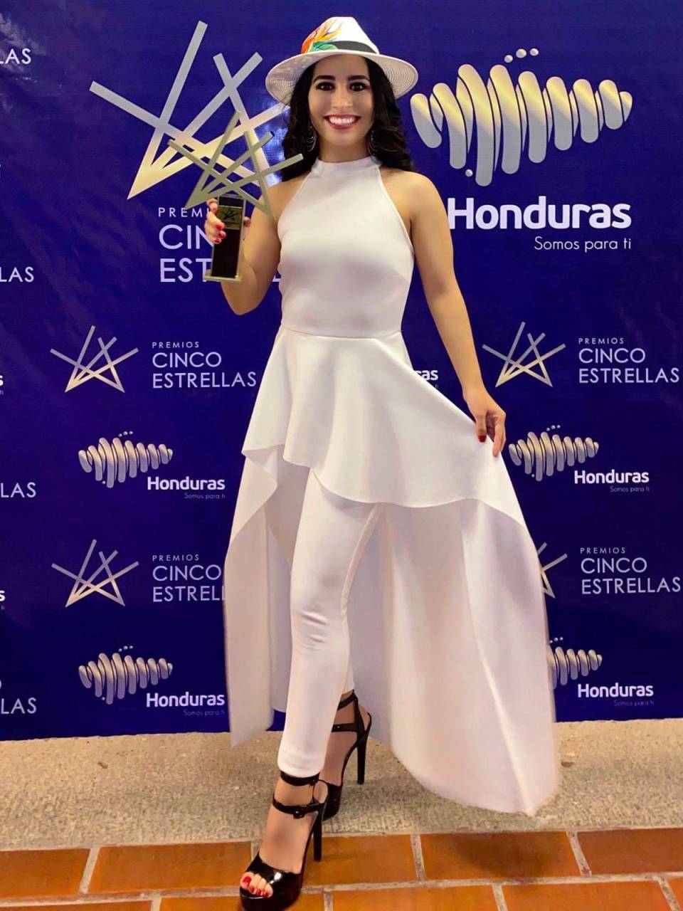 En la imagen para el recuerdo cuando fue nombrada “Mejor Atleta de Honduras 2021” por Marca País.