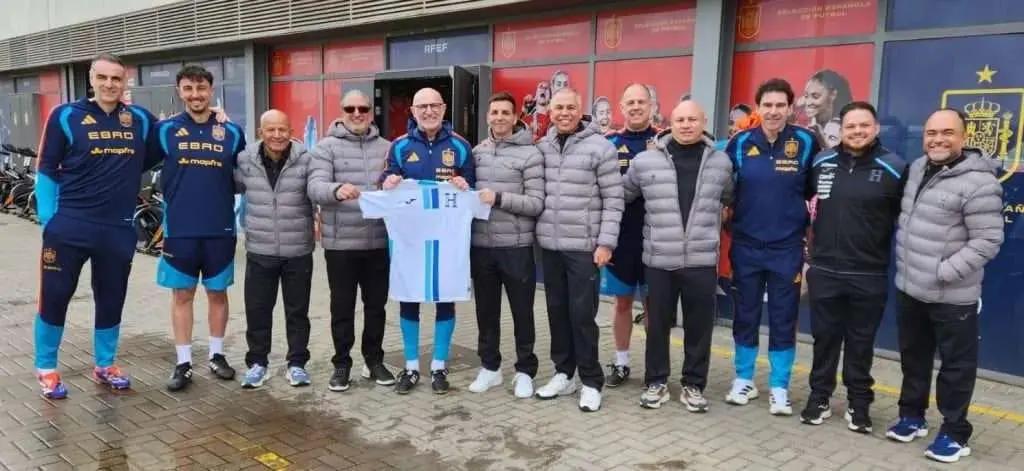 Bonito gesto de Lamine Yamal con directivos de Honduras en visita a selección de España