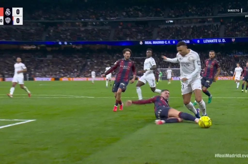 Penal regalado a Real Madrid, Kervin ausente con Levante, jugador llora y cariñitos a Vini