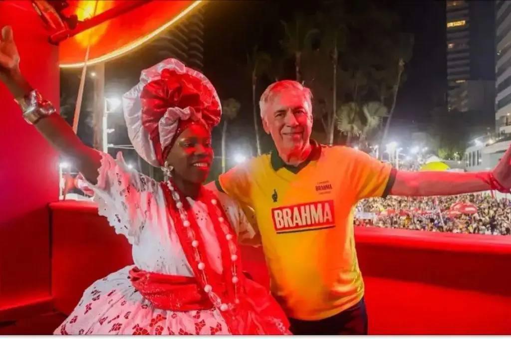 ¡Con tres chicas! Ancelotti y la petición que le hicieron en carnaval de Brasil