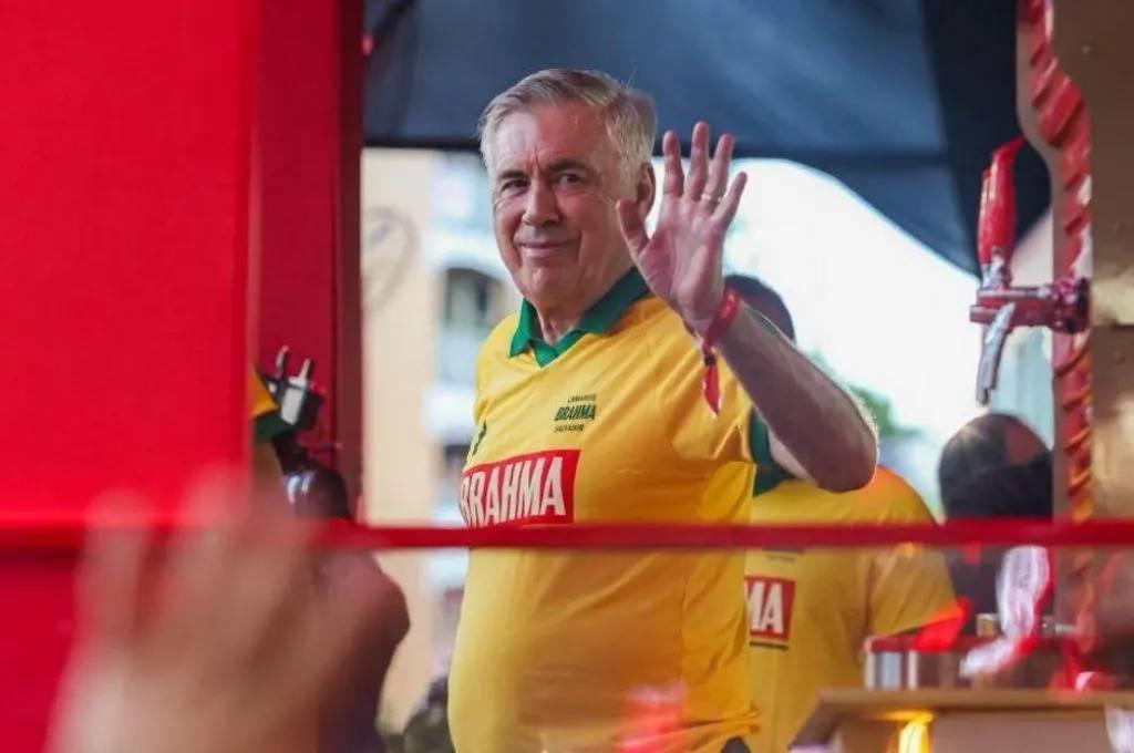 ¡Con tres chicas! Ancelotti y la petición que le hicieron en carnaval de Brasil