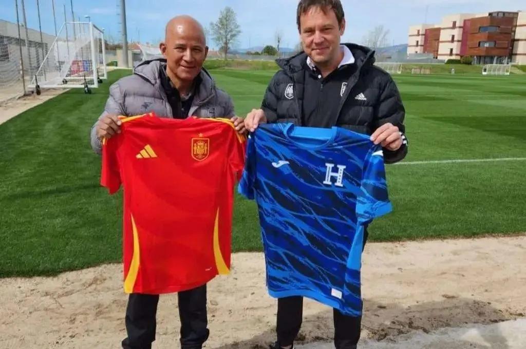 Bonito gesto de Lamine Yamal con directivos de Honduras en visita a selección de España