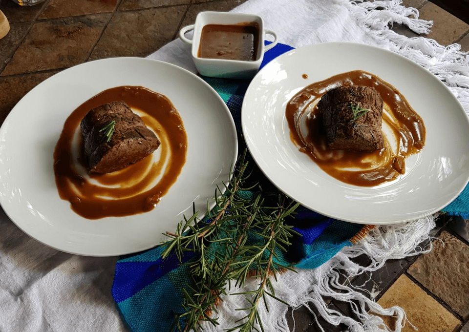 Sensacionales medallones de res en salsa de café.