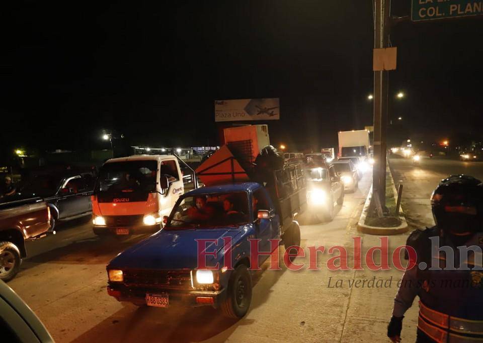 Un éxodo masivo se registró la noche de este jueves en La Lima, las personas salían rumbo a la ciudad de San Pedro Sula a buscar refugio