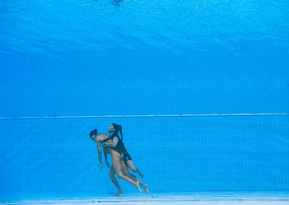 La heroica acción de una entrenadora para salvar a nadadora que se desmayó en pleno Mundial de Natación (Fotos)