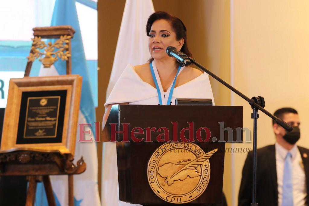 Enma Calderón recibe el premio Álvaro Contreras del Colegio de Periodistas de Honduras