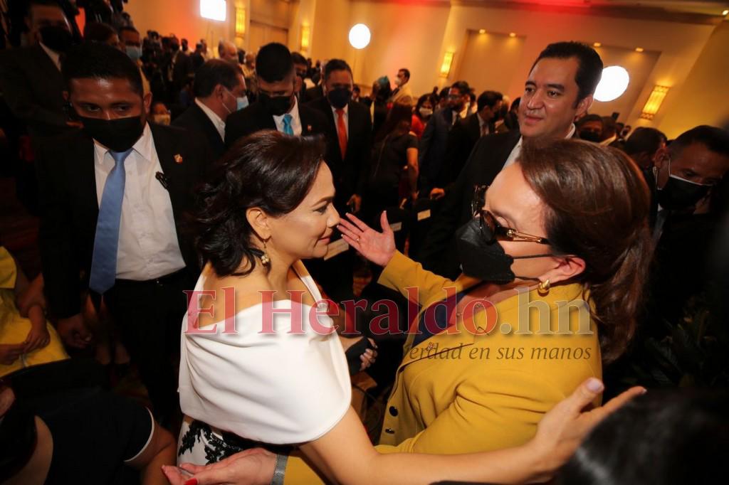 Enma Calderón recibe el premio Álvaro Contreras del Colegio de Periodistas de Honduras