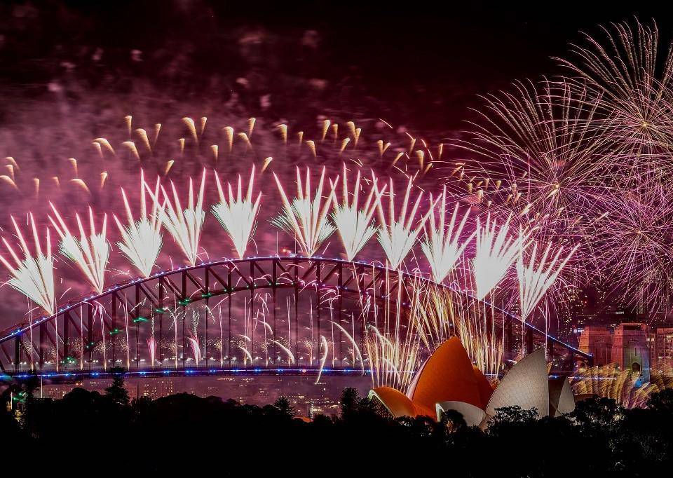 Los fuegos artificiales explotan sobre el Puente del Puerto de Sídney y la Ópera de Sídney durante las celebraciones de Nochevieja en Sídney. Multitudes jubilosas despedirán el domingo el año más caluroso jamás registrado y cerrarán 12 turbulentos meses marcados por chatbots inteligentes, crisis climáticas y guerras desgarradoras en Gaza y Ucrania.