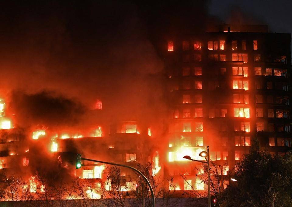 El fuego engulló casi por completo el edificio muy rápidamente, dejando impresionantes imágenes de este inmueble situado en una zona residencial de las afueras de Valencia, completamente en llamas.