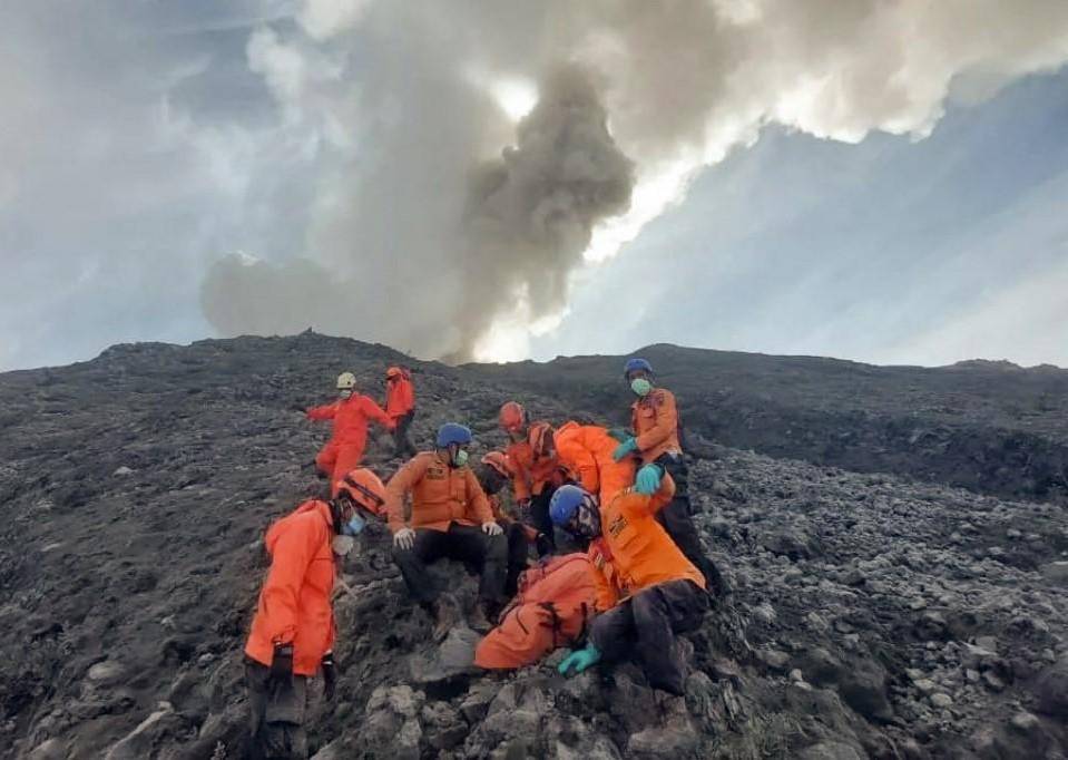Los equipos de rescate indonesios encontraron el martes los cuerpos de más víctimas tras la erupción de un volcán en el oeste del país, que llevan el balance a 22 muertos, y continúan la búsqueda de otro senderista desaparecido, mientras la comunidad sigue sumida en cenizas.