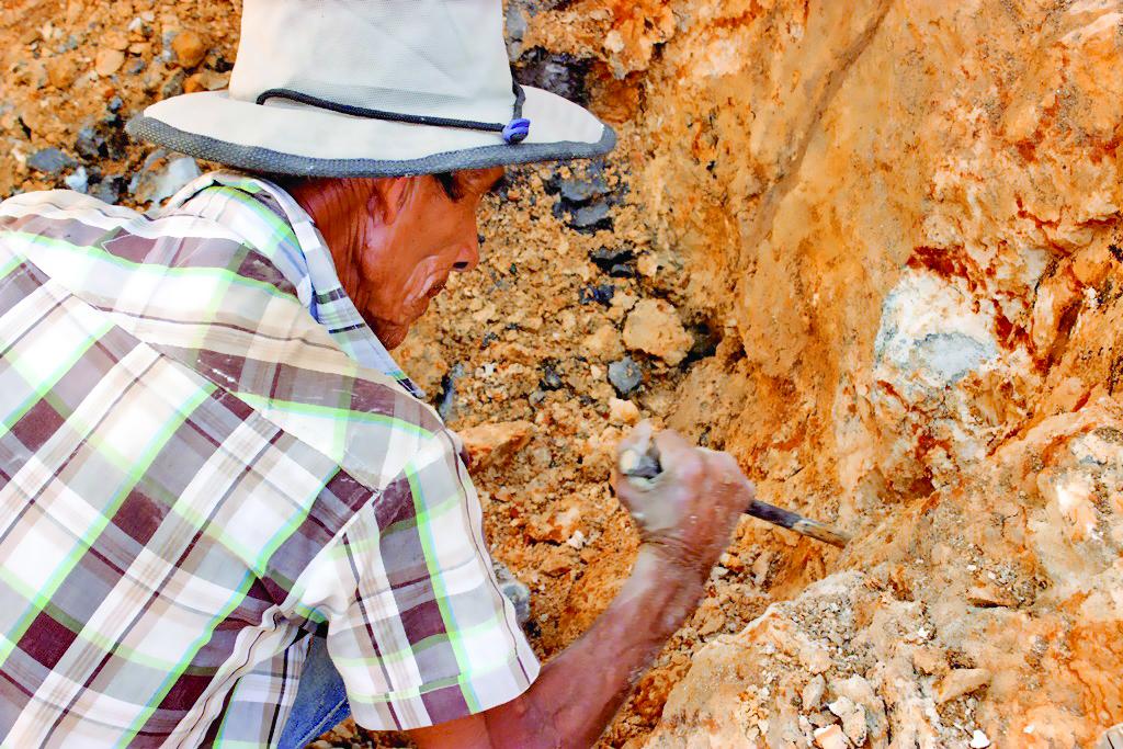 El ópalo negro será una fuente de empleos en Lempira