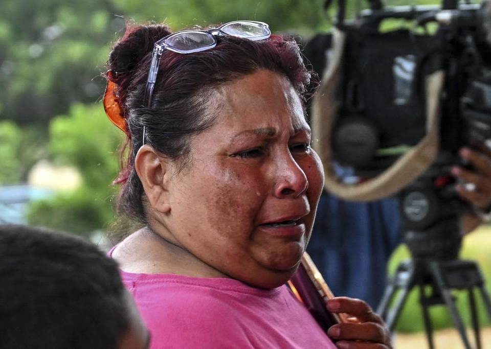Dolor y rabia en vigilia por migrantes hallados muertos en un camión en San Antonio, Texas