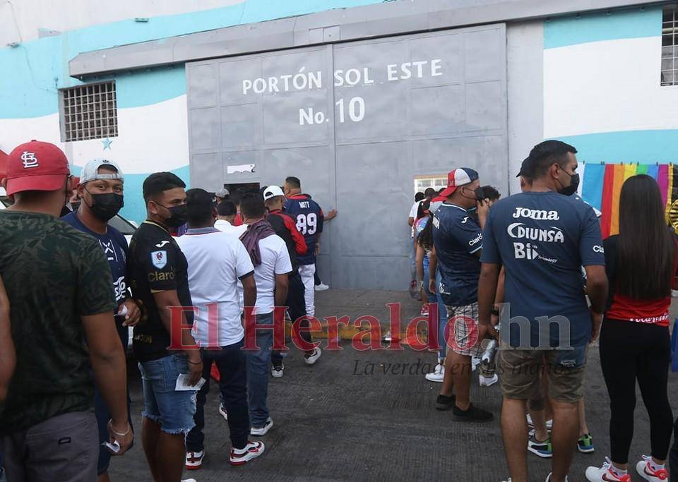 Capitalinos abarrotan el estadio Chelato Uclés para alentar el clásico Olimpia-Motagua
