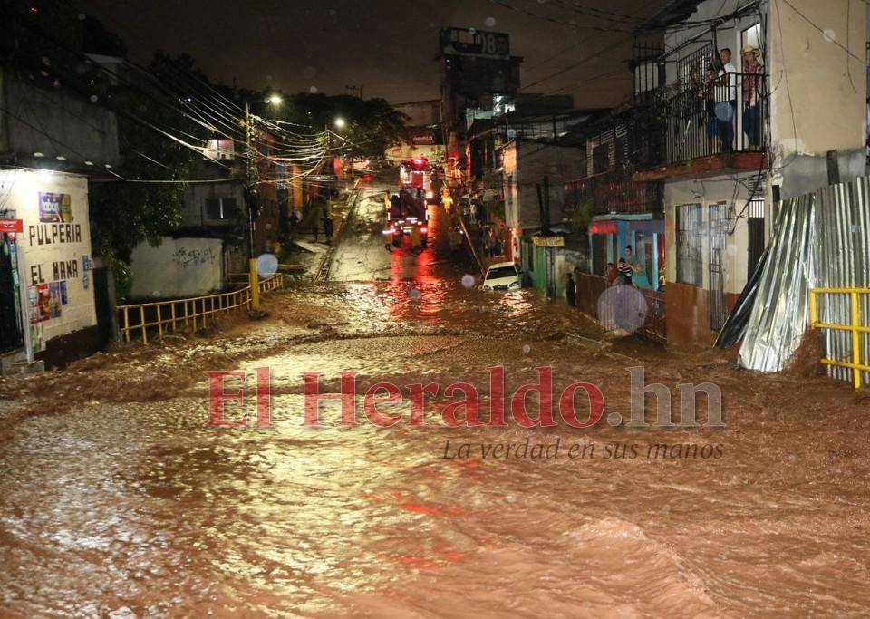 Carros atrapados y viviendas inundadas, las imágenes por las fuertes lluvias en la capital
