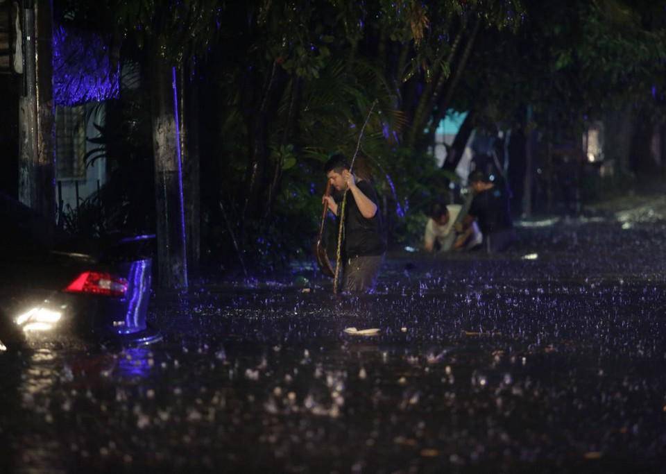 Socavones, carros destrozados y el agua hasta el cuello: Los daños de Bonnie en El Salvador