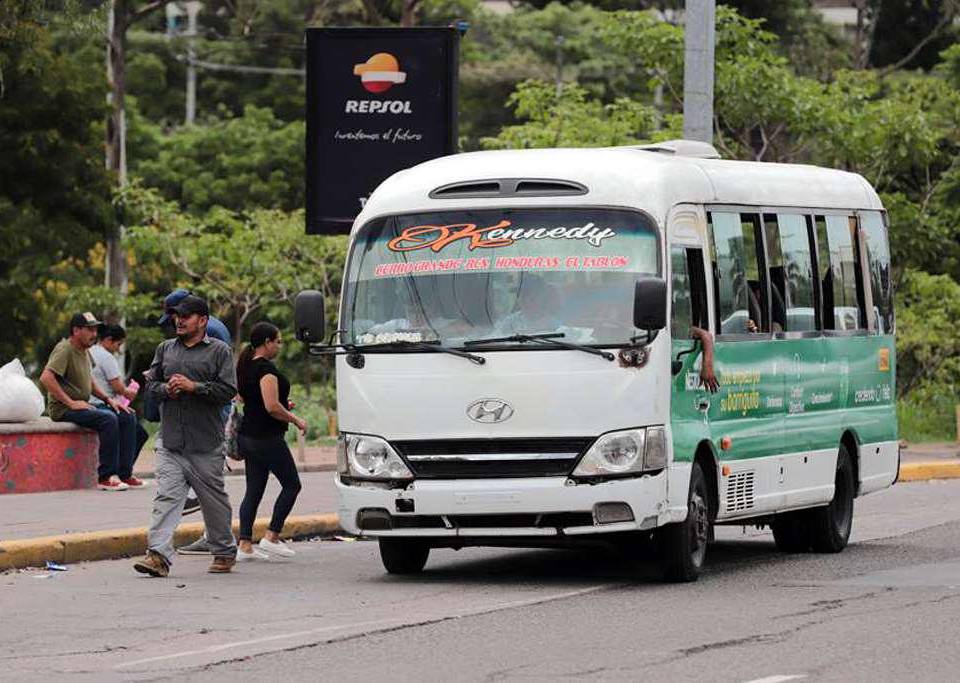 Los buses de la Cerro Grande, Kennedy y residencial Honduras recorrían de a poco sus rutas ayer. En El Reparto casi no habían.